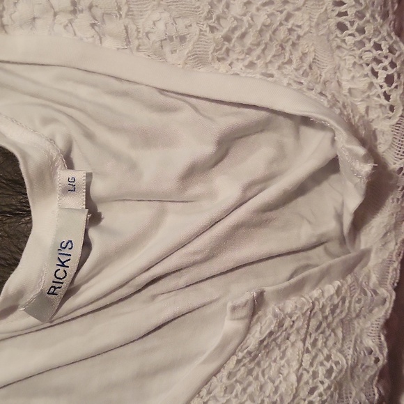 Ricki's white tank top - Picture 3 of 3
